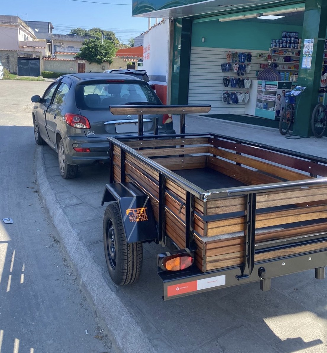 Carro com carretinha da Fernandinho Transportes