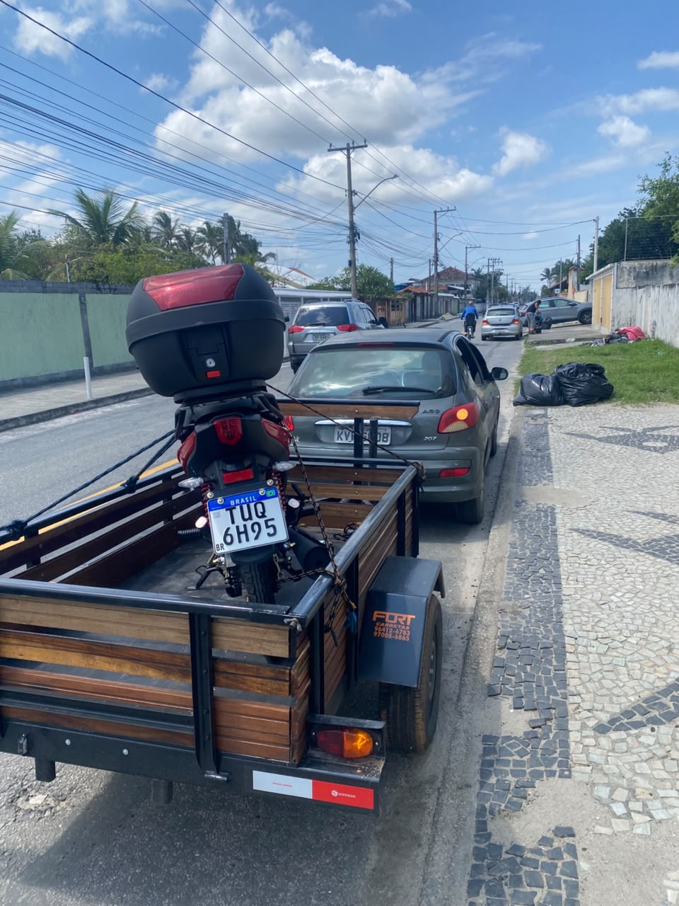 Moto transportada na carretinha